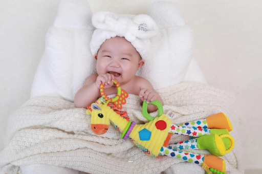 永城四个月宝宝揉眼睛